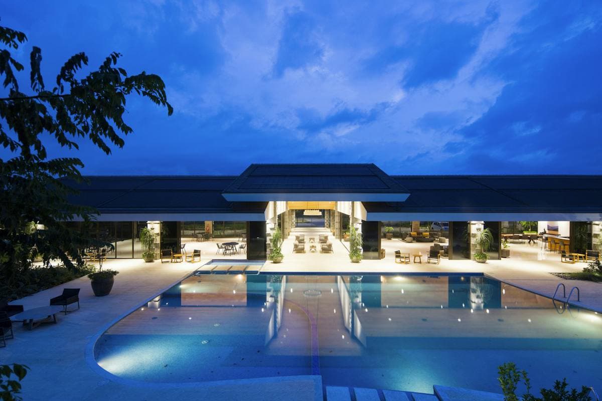 Keepr hotel pool and lobby at dusk